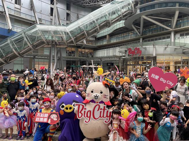 10月22日巨城一楼喷水池广场由「鞋子儿童实验剧团」与阿Mall及Mall妹共同演出「勇闯魔法森林」儿童剧。（巨城提供／王惠慧新竹传真）