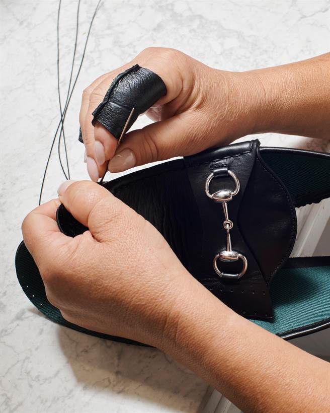 GUCCI 1953 Horsebit 馬銜鏈樂福鞋，仍堅持意大利生產，並運用特別的縫製技法讓擷自更佳耐穿好走。（GUCCI 提供／林欣儀台北傳真）