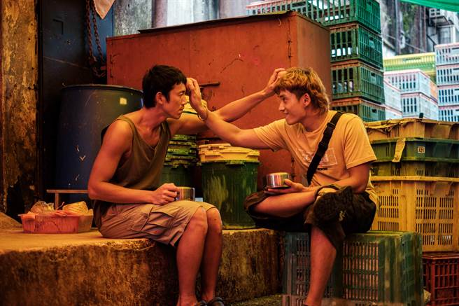 吴慷仁（左）、陈泽耀饰演的兄弟重情重义，在困境下互相支持。（甲上娱乐提供）