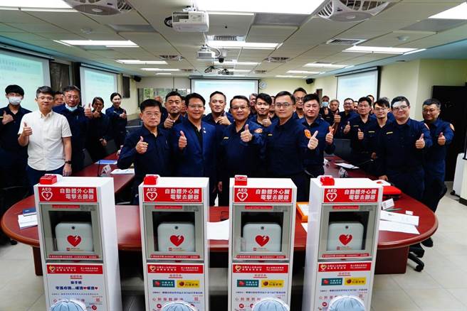 桃園市大溪警分局獲贈4台AED，將分別設置於三光、光華、巴陵及長興派出所，提升偏鄉緊急救護品質。（翻攝照片／蔡明亘桃園傳真）