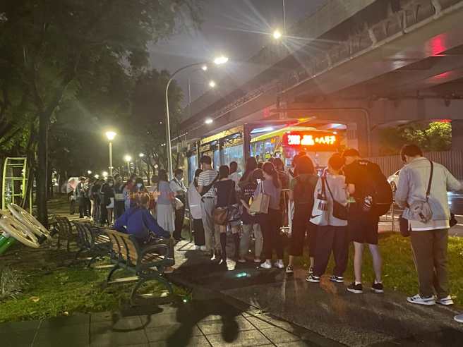 台塑遷徙至內湖，也讓下班時刻的公車站人潮爆滿，許多人根本上不了車。(圖／取自李明賢 台灣阿賢臉書)