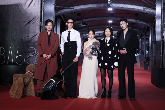 陶晶莹、许富凯、郭书瑶、黄伟晋、曹佑寧以《哈啰！毛小孩》入围本届益智及实境节目主持人奖。（图／陈俊吉摄）