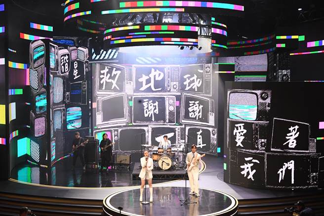 告五人表演時，身後的背景是電視圖樣，與典禮相呼應。（三立提供）
