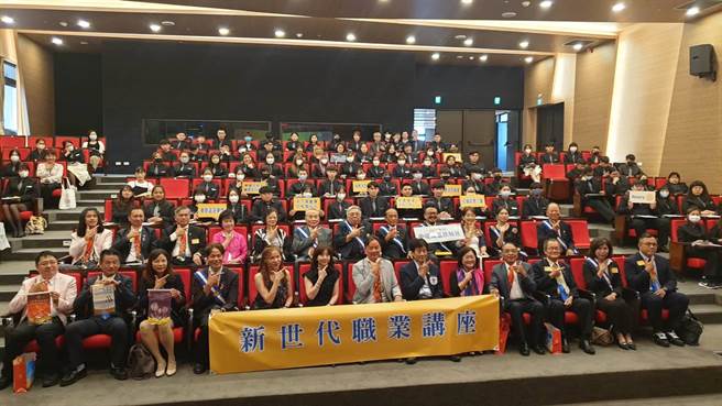 中壢東區扶輪社與健行科大共同主辦的「2023新世代職業講座」熱鬧登場。（健行科大提供／蔡明亘桃園傳真）