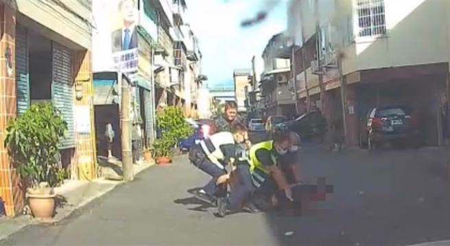 李男拿2把菜刀随机砍伤2名妇人，警方获报赶抵压制逮捕。（翻摄画面）