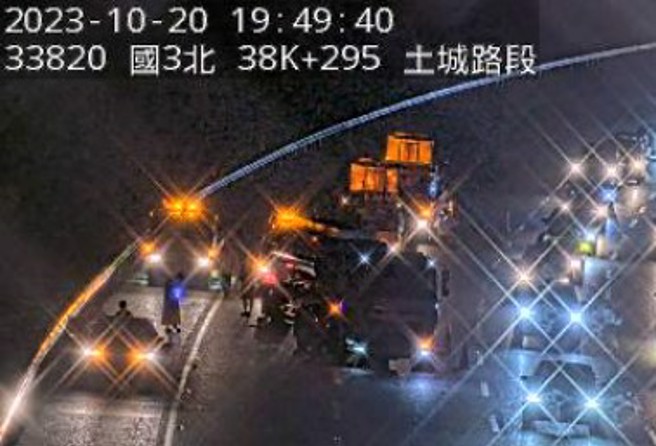 今20日晚间19时许，国道3号北向38.4km土城段发生严重事故。（翻摄画面）