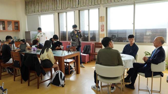 2023年10月20日新北市／台北大学邀请前驻法大使吕庆龙（右一）口述驻外经验，与学生共融共学，丰富了学生的学习和视野。（北大社科院高龄社区研究中心提供／刘玮晴新北传真）