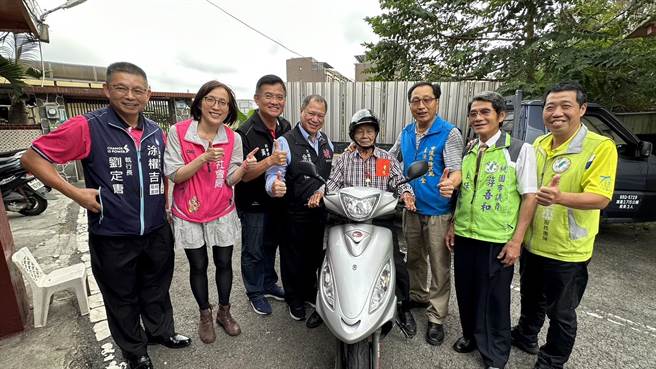 重陽節將至，桃園市大園區公所20日訪視區內百歲人瑞。（大園區公所提供／蔡明亘桃園傳真）