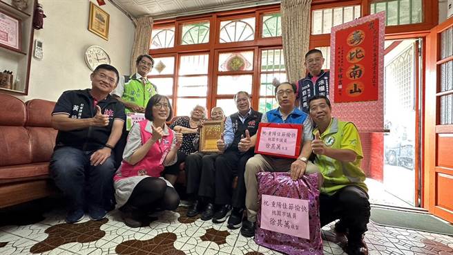 重陽節將至，桃園市大園區公所20日訪視區內百歲人瑞。（大園區公所提供／蔡明亘桃園傳真）