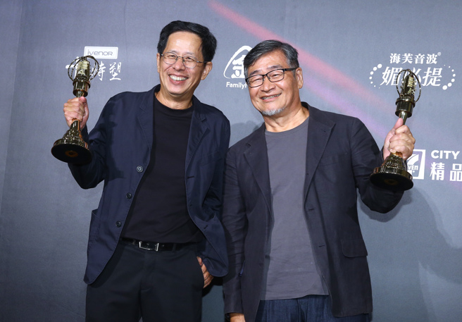 王浩一(右)、刘克襄以《浩克慢游》一举摘下生活风格节目主持人奖。（图／粘耿豪）