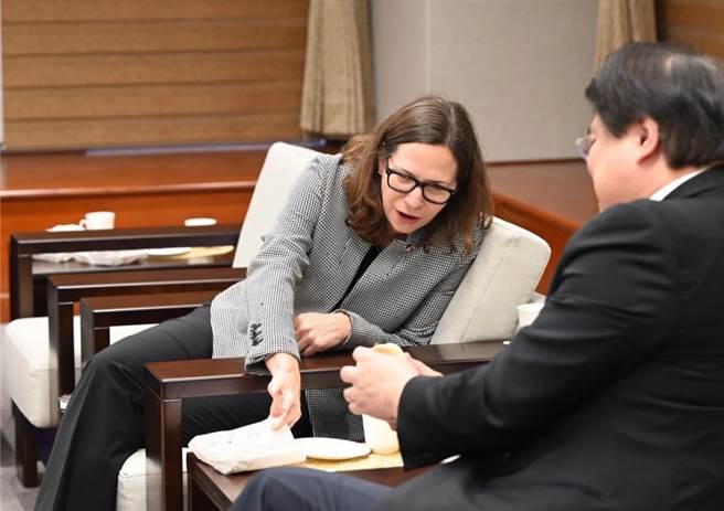 林右昌指出，他知道罗森伯格女士非常忙碌且行程满檔，一定没办法准时用餐，因此特别事先请她许愿希望的点心，大家绝对想不到她最爱吃的是红豆，所以特别为她准备了台湾红豆馅的车轮饼。（摘自林右昌粉丝专页）