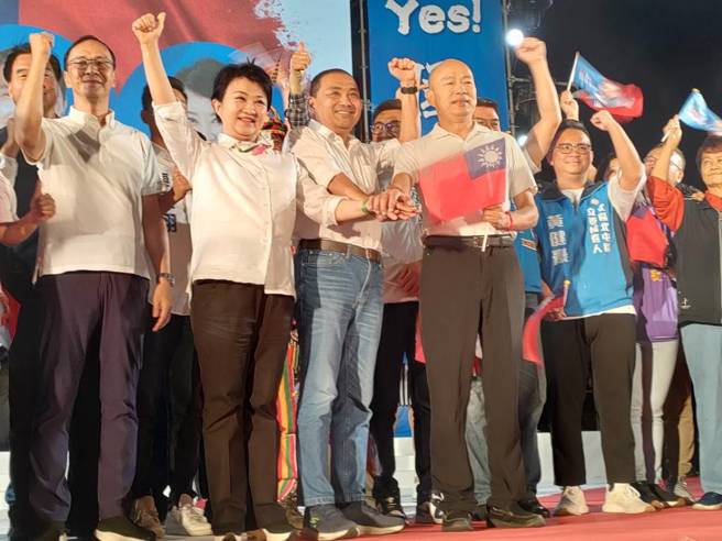 国民党总统参选人侯友宜于20日晚间参加台中市立委提名人誓师大会，前高雄市长国瑜、台中市长卢秀燕同台，再度重现汉子、燕子、秃子合体的旋风。（潘虹恩摄）