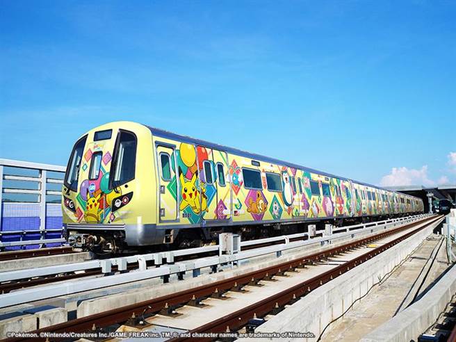 桃園機場捷運線去年推出「飛翔皮卡丘彩繪列車」後人氣相當高，將續航至明年2月底。（桃捷提供／蔡明亘桃園傳真）
