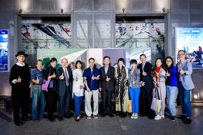 「香港映像－2023 香港特别放映」首映活动20日于光点华山电影院举行，陆委会主委邱太三、台港经济文化合作策进会董事长詹志宏与导演以及文合会委员合影留念。（台港经济文化合作策进会提供）