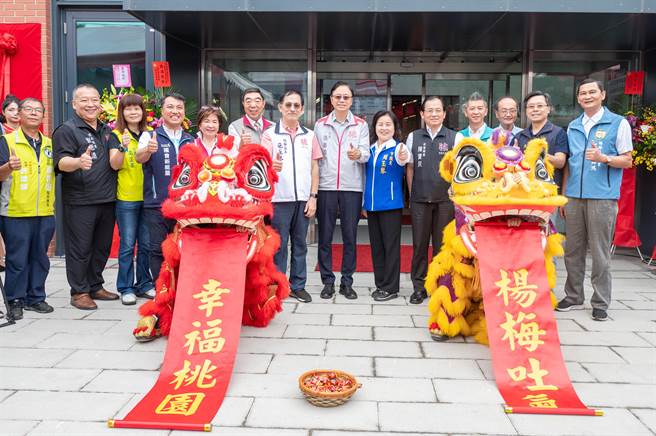 桃园市杨梅区公所新建行政大楼经歷上浮、漏水问题后，20日举行启用典礼。（桃园市政府提供／蔡明亘桃园传真）