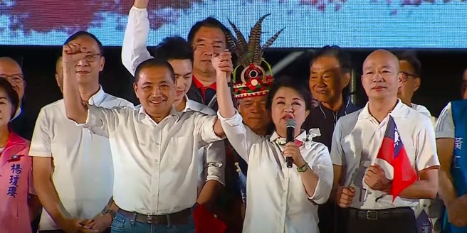 国民党总统参选人侯友宜于20日晚间参加台中市立委提名人誓师大会，前高雄市长国瑜、台中市长卢秀燕同台，再度重现汉子、燕子、秃子合体的旋风。（截自侯友宜竞办直播）
