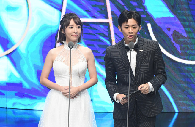 蔡颐榛（左）和吴政迪（右）担任颁奖人。（图／三立提供）