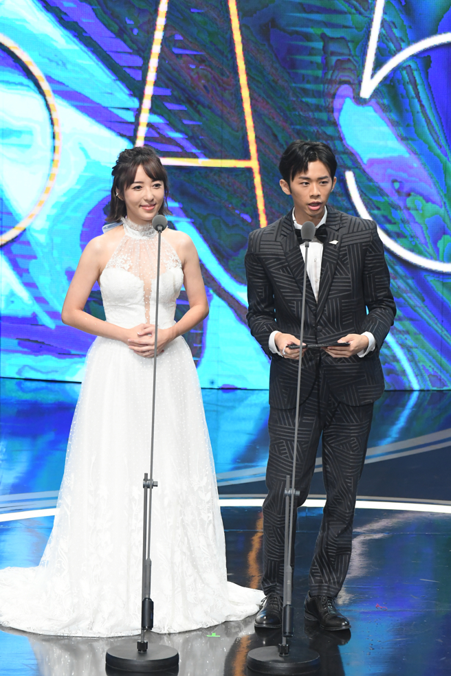 蔡颐榛（左）和吴政迪（右）担任颁奖人。（图／三立提供）