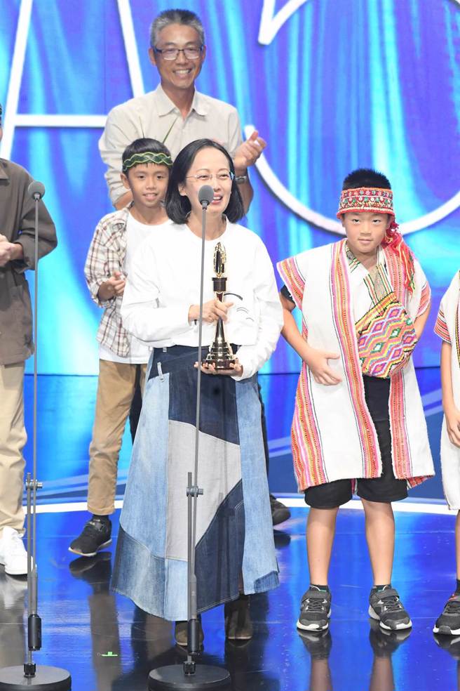儿童节目奖得奖节目《叫我野孩子》制作人陈芝安带着孩子们上台领奖。（三立提供）