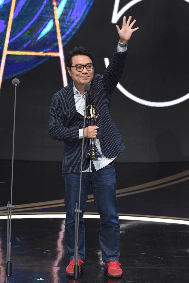 《小O事件簿》拿下少年节目奖，节目主持人向盛言上台致词感谢合作伙伴。（三立提供）