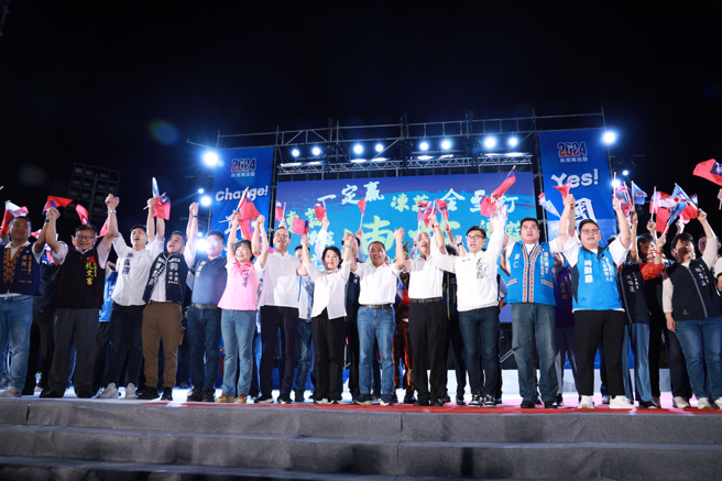国民党总统参选人侯友宜于20日晚间参加台中市立委提名人誓师大会，前高雄市长国瑜、台中市长卢秀燕同台，再度重现汉子、燕子、秃子合体的旋风。（国民党台中市党部提供）
