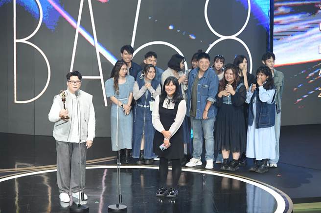 《来吧！营业中》夺下「益智及实境类节目奖」，TVBS娱乐部副总监赵君璐（前排左）和制作人叶佩容代表致词。（三立提供）