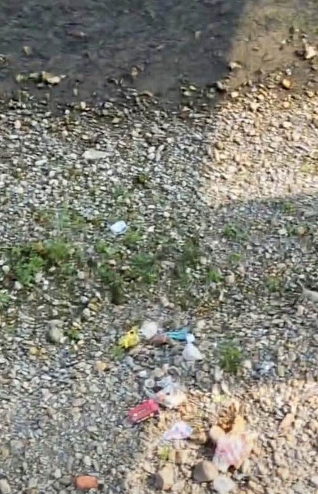 罗培德的妻子罗勃．依婉发现爱村桥下溪床有好几包垃圾，怀疑乱丢垃圾不只妇人，感慨外国人比台湾人更爱惜台湾。（民眾提供／杨静茹南投传真）