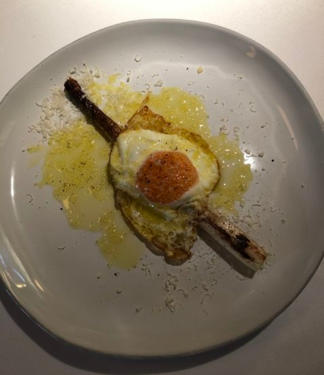 有PTT乡民分享自己在该间米其林餐厅用餐体验，其中一道料理为荷包蛋加上疑似芦笋组合而成，让网友狂吐槽。(图／PTT)