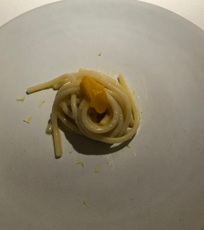 用餐的PTT乡民贴出照片，其中义大利麵的份量遭网友疯狂吐槽，直说比卖场给试吃还小气。(图／PTT)