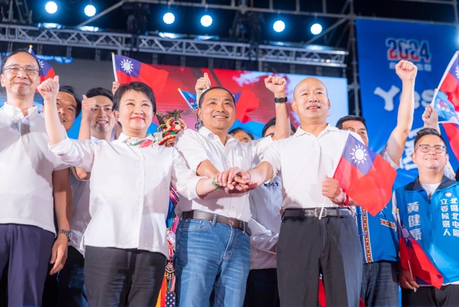 国民党总统参选人侯友宜于20日晚间参加台中市立委提名人誓师大会，前高雄市长国瑜、台中市长卢秀燕同台，再度重现汉子、燕子、秃子合体的旋风。(取自侯友宜脸书)