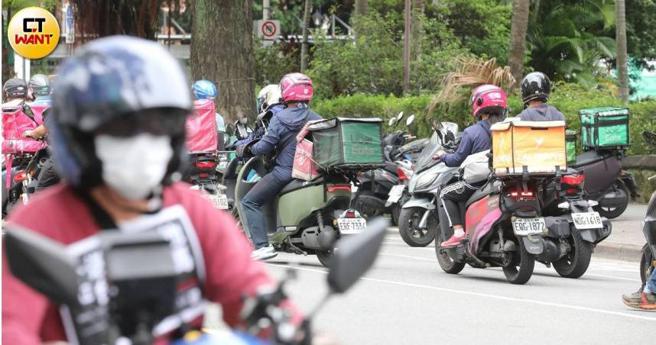 Grab外送员截图荒谬订单，竟被要求「看我老公的车在不在」。（外送示意图／本报资料照）