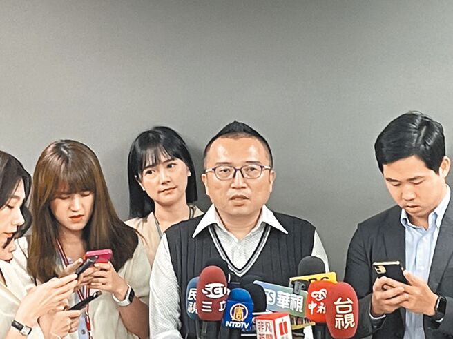 蓝白整合因双方对民调「误差范围」解读不同，僵持不下，柯文哲竞办主任周榆修20日接受镜电视访问，对于周三是否会看到「侯柯配」出现，周也三度否认称「不会」，且已跟柯确认过完全没有侯柯配选项。（资料照／蔡雯如摄）