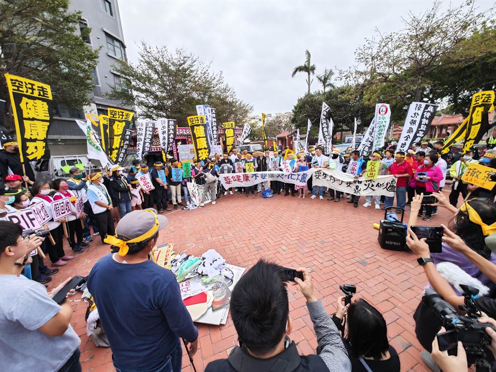 反晶鼎焚化爐大遊行21日一早在鹿港文武廟前集結，吸引上千居民到場，包括孝女白琴、乳牛、甚至還有得到肺腺癌的患者現身說法。（吳建輝攝）