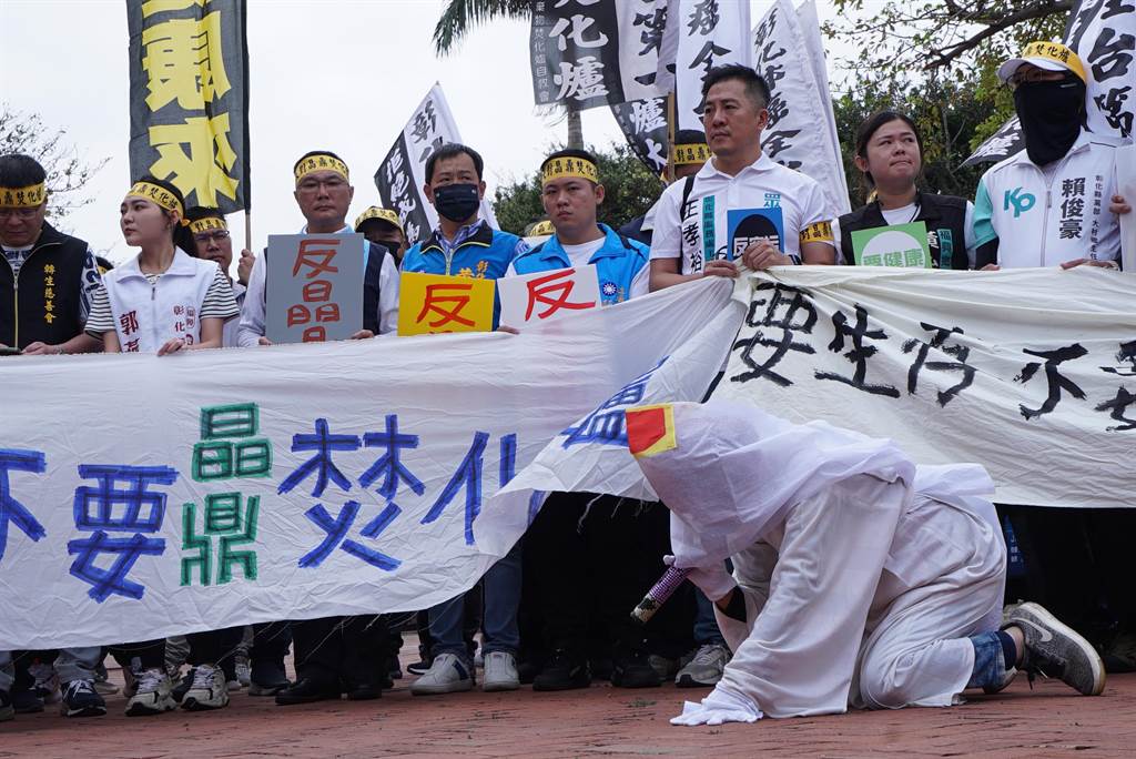 孝女白琴都出動，抗議中央漠視民意，罔顧彰化人的健康。（吳建輝攝）