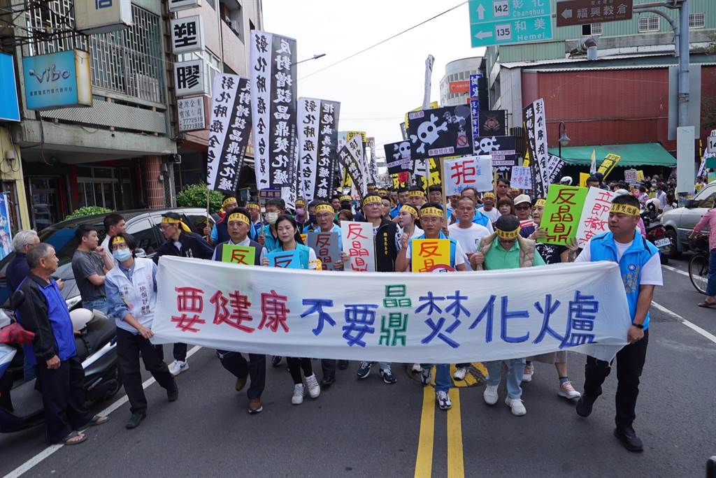 遊行隊伍浩浩蕩蕩上街，從文武廟一路步行到鹿港天后宮，向悲天憫人的媽祖婆請願，祈求媽祖保護百姓大開慧眼，處罰罔顧人民痛苦呼聲的不肖官商。（吳建輝攝）