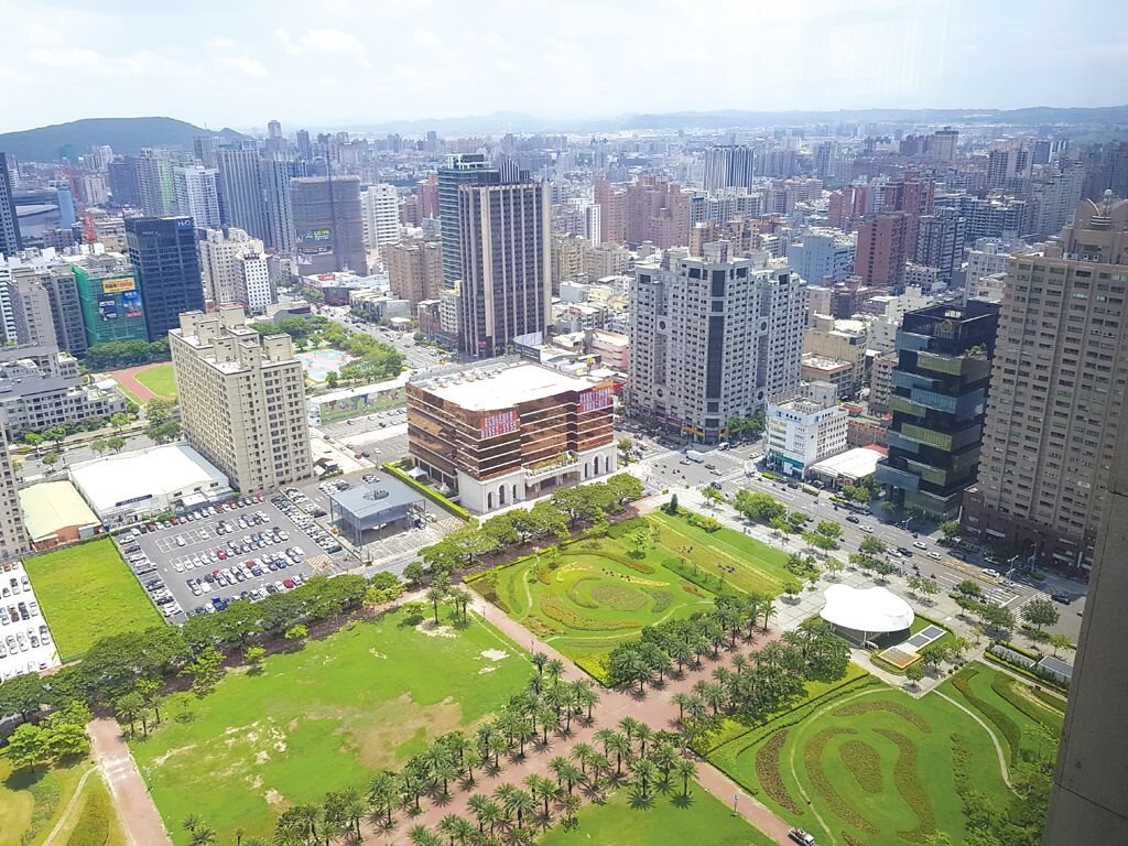 高雄凹子底森林公園是農16特區的綠色花園，近期中古屋單價站穩3字頭，成為換屋族落戶的好標的。圖片右邊圓弧形白色建物，就是捷運紅線凹子底站。圖／顏瑞田