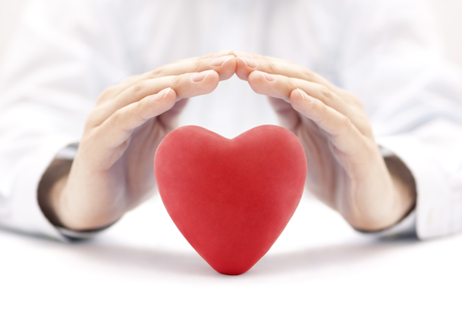 秋冬季节要特别注意心臟健康，心臟异常症状不见得明显易辨，有些细微徵兆可能是警讯。（示意图／Shutterstock）