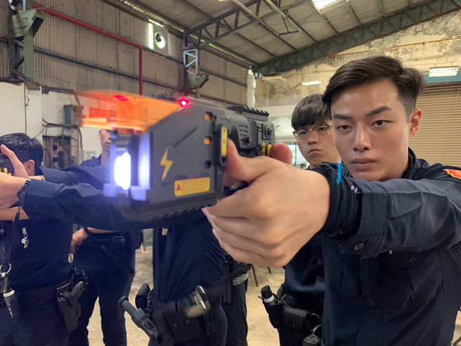 新北市警局以教官团队设计「人车临检盘查实务」、「取缔酒驾执勤」、「抛射式电击器及防护型喷雾器」等警技操作，指导新人快速适应街头高强度的挑战。（图 / 新北市警察局提供）