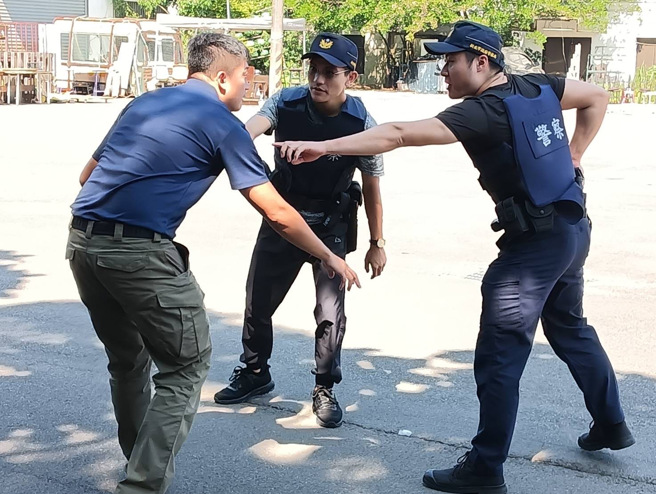 参训学员可针对课目进行人车盘查、搜索、攻坚、寻找掩护等训练，体验战场实况，磨练战技。（图 / 新北市警察局提供）