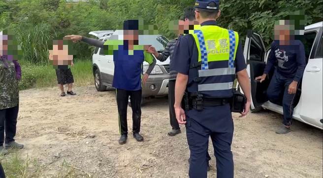 6名来自台东的原住民违法在苗栗市后龙溪网鱼，被警方查获送办。（读者提提供／谢明俊苗栗传真）