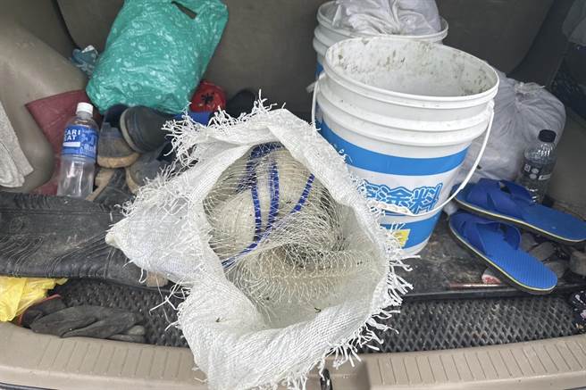 6名来自台东的原住民违法在苗栗市后龙溪网鱼，警方当场查扣渔网。（读者提提供／谢明俊苗栗传真）