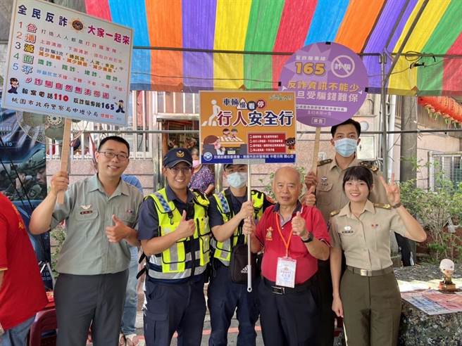 桃園萬靈福德宮舉行酬神平安戲暨發放平安米活動，中壢警分局龍興派出所到場宣導反詐與交通安全觀念。（翻攝照片／蔡明亘桃園傳真）