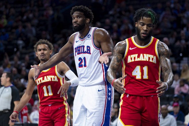 恩比德(中)双手一摊，表达自己对判决的不满。(美联社)