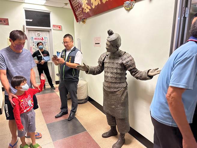 斗六警分局巡迴各派出所宣導，為了吸引民眾聆聽，在莿桐分駐所轄區的宣導會上特別邀請一位扮演兵馬俑的行動藝術家在門口迎賓製造驚奇。（斗六分局提供）