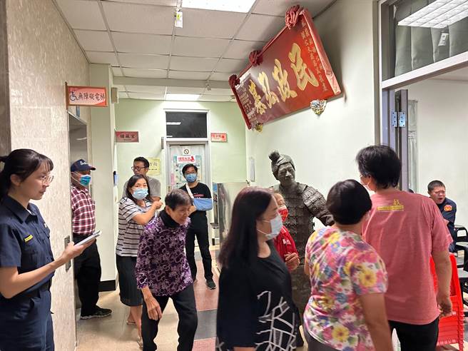 婦女們看到兵馬俑會動作，忍不住回頭再看一眼。（斗六分局提供）