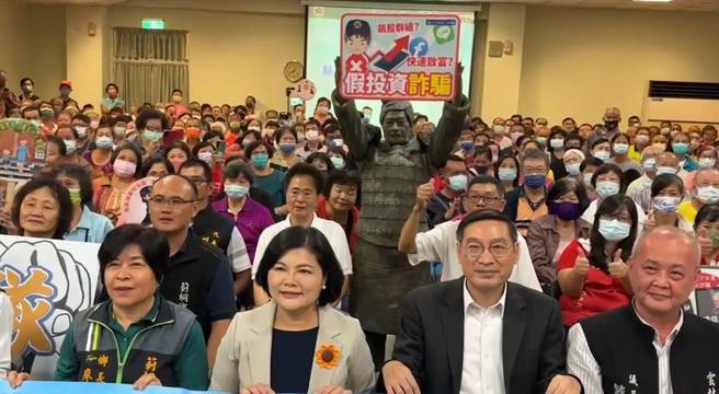 斗六分局舉辦莿桐鄉交通安全及預防詐騙宣導，行動藝術家扮演的兵馬俑是個亮點人物。（斗六分局提供）