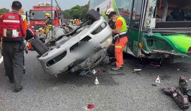 國道三號南下264公里處今（21日）早上發生遊覽車與自小客車擦車禍事故，當場造成4人無呼吸心跳。（民眾提供）