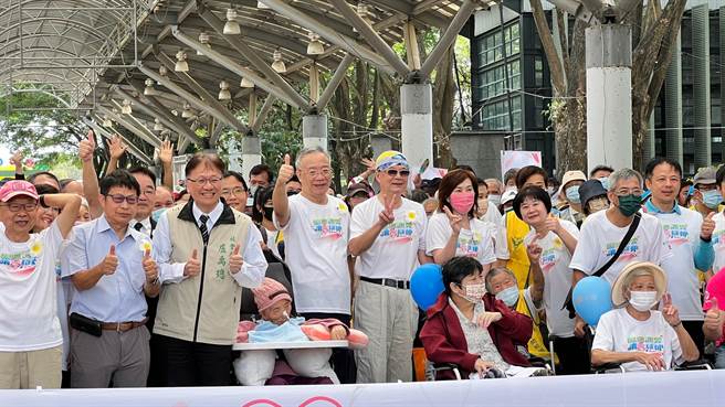 今天一早9點半奇美醫療體系決策經營委員會副主委邱仲慶（站立者、左五）、柳營奇美醫院院長黃順賢（站立者、左四）、台南市政府社會局長盧禹璁（左三）等人一同為健走起走鳴笛