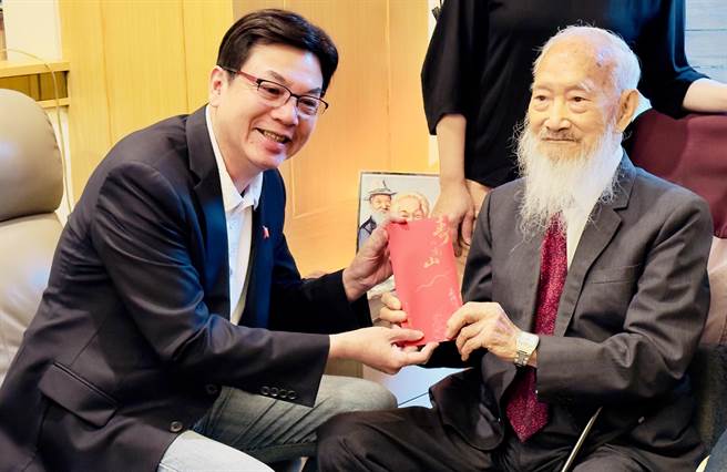 2023年10月21日新北市／新北市代理市长刘和然（左）代表市长侯友宜前往探视103岁的百岁人瑞邓集成（右），并致赠2万元重阳敬老金。（吕健豪摄）