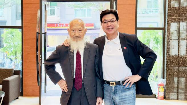 2023年10月21日新北市／高龄103岁的邓集成（左）身体硬朗，摆出潇洒姿势与代理市长刘和然（右）合影。（吕健豪摄）
